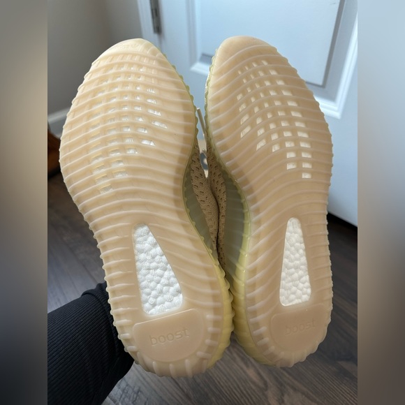Yeezy Boost 350V2 in ‘Flax’ NWT (Size 6.5 M) - Picture 6 of 9